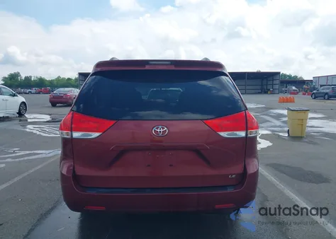 2012 Toyota Sienna Le V6 8 Passenger z USA, uszkodzony, nr VIN 5TDKK3DCXCS199052